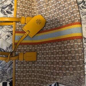I’m selling a Tory Burch tote bag small